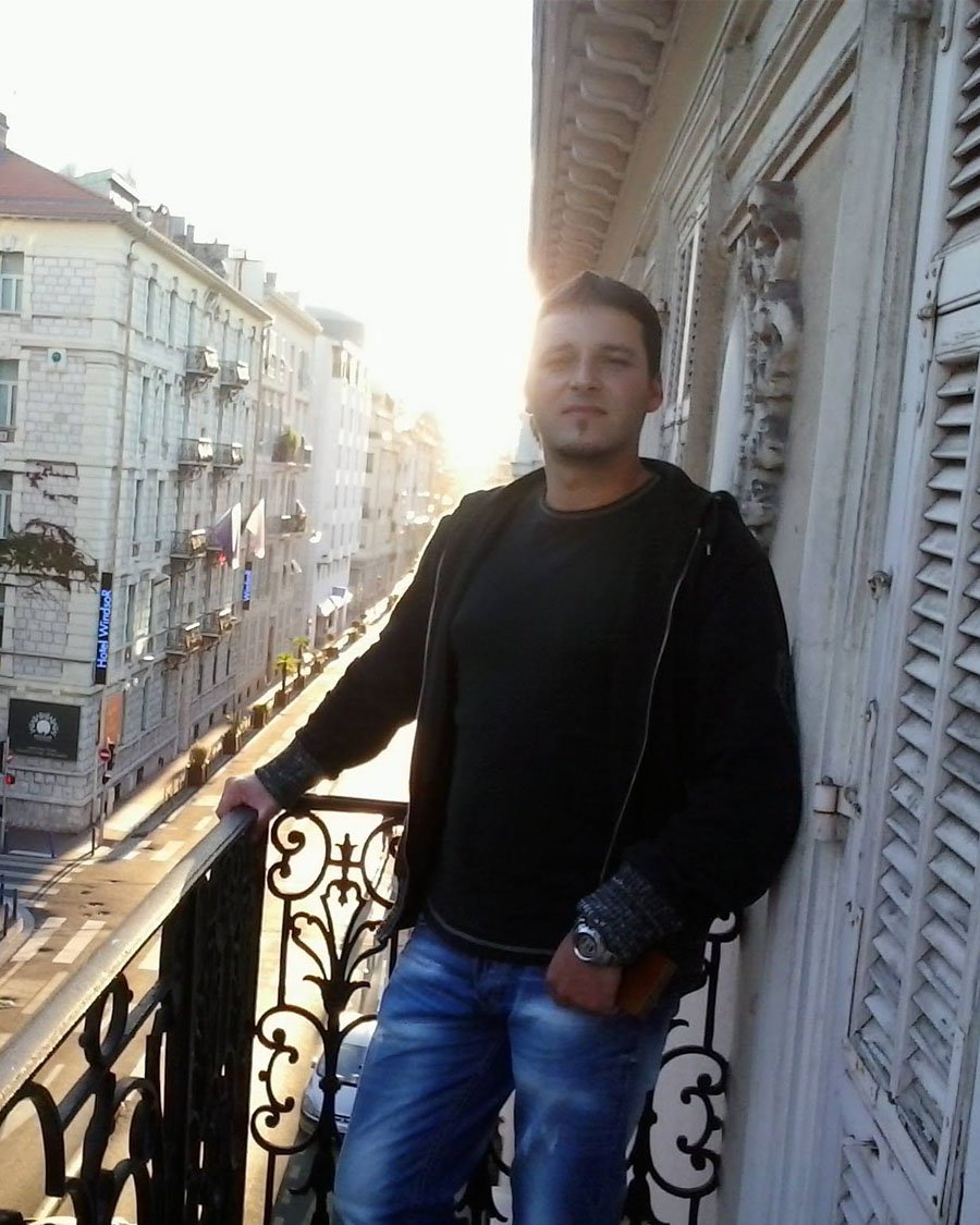 Photograph of the artist behind Studio Stoonesy